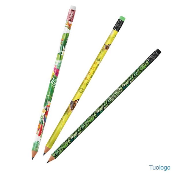 Tre matite con loghi diversi su sfondo bianco